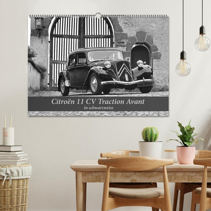 Citroën 11 CV Traction Avant in schwarzweiss (CALVENDO Wandkalender 2026)