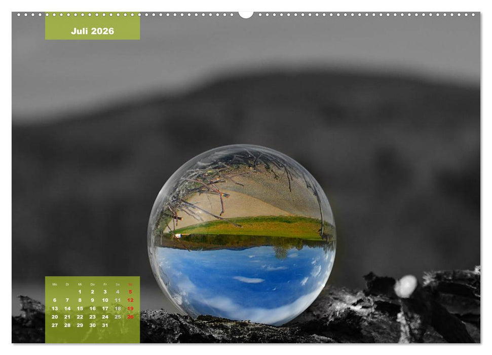 Die bunte Welt in der Kugel - neue Blickwinkel (CALVENDO Premium Wandkalender 2026)