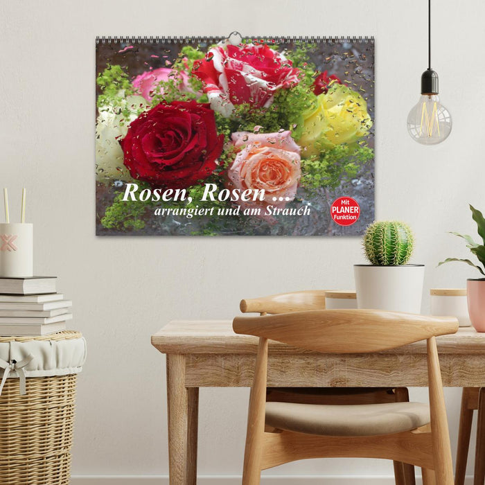 Rosen, Rosen ... arrangiert und am Strauch (CALVENDO Wandkalender 2026)