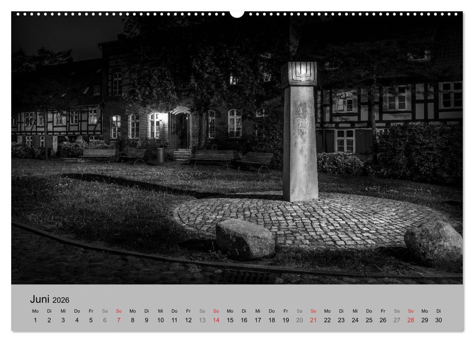 Hansestadt Stralsund bei Nacht (mit GPS-Koordinaten) (CALVENDO Wandkalender 2026)