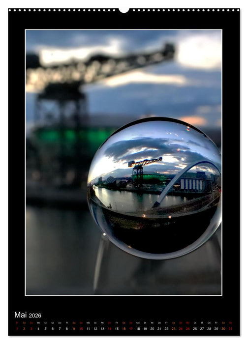 Momente aus Glas – Glaskugelfotografie (CALVENDO Wandkalender 2026)