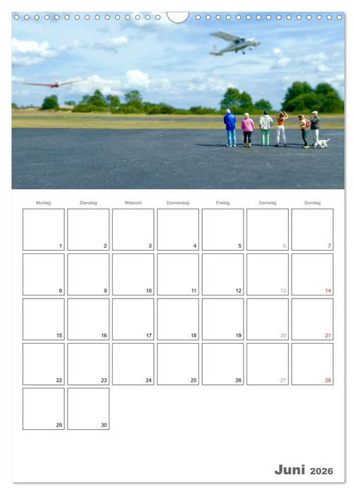 Follow me and have fun - kleine Leute am Flugplatz (CALVENDO Wandkalender 2026)