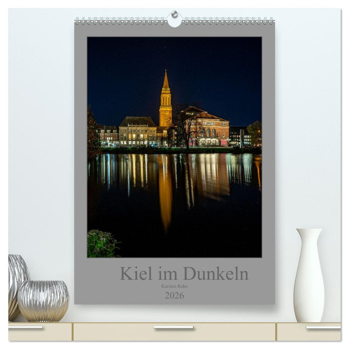 Kiel im Dunkeln. (CALVENDO Premium Wandkalender 2026)