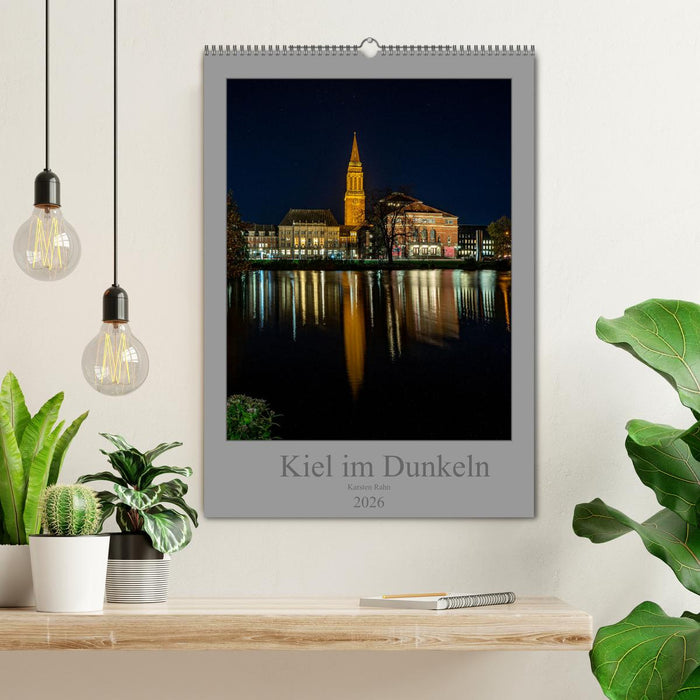 Kiel im Dunkeln. (CALVENDO Wandkalender 2026)