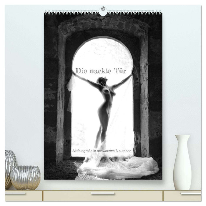 Die nackte Tür - Outdoor Aktfotografie in schwarzweiß (CALVENDO Premium Wandkalender 2026)