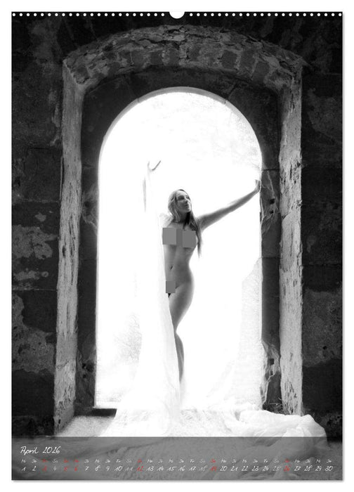 Die nackte Tür - Outdoor Aktfotografie in schwarzweiß (CALVENDO Premium Wandkalender 2026)