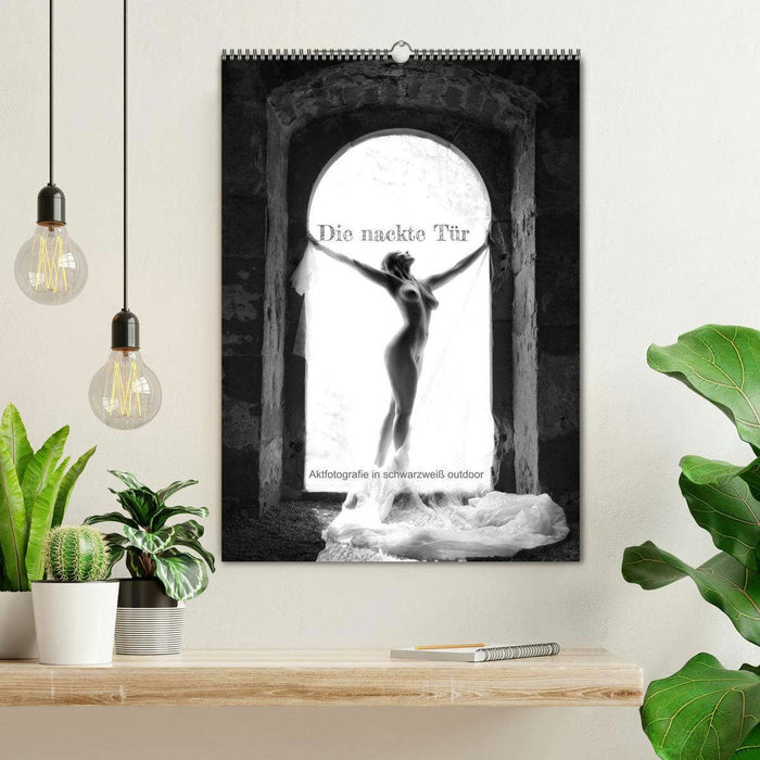 Die nackte Tür - Outdoor Aktfotografie in schwarzweiß (CALVENDO Wandkalender 2026)
