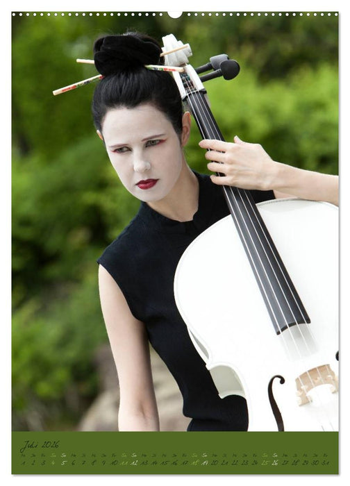Weißes Cello auf Reisen (CALVENDO Premium Wandkalender 2026)