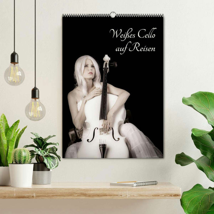 Weißes Cello auf Reisen (CALVENDO Wandkalender 2026)