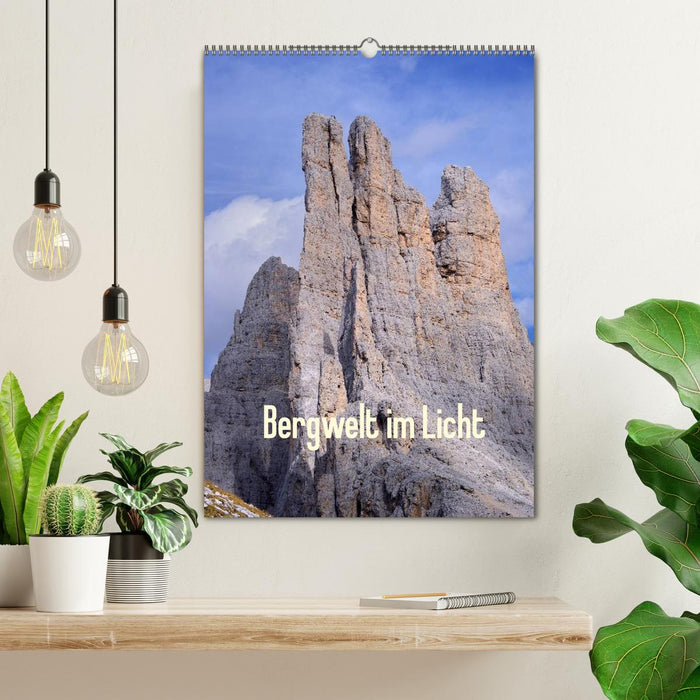 Bergwelt im Licht (CALVENDO Wandkalender 2026)