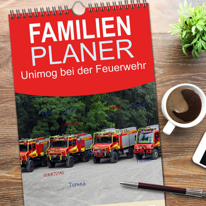 Unimog bei der Feuerwehr (CALVENDO Familienplaner 2026)