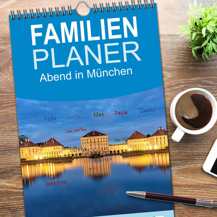 Abend in München (CALVENDO Familienplaner 2026)