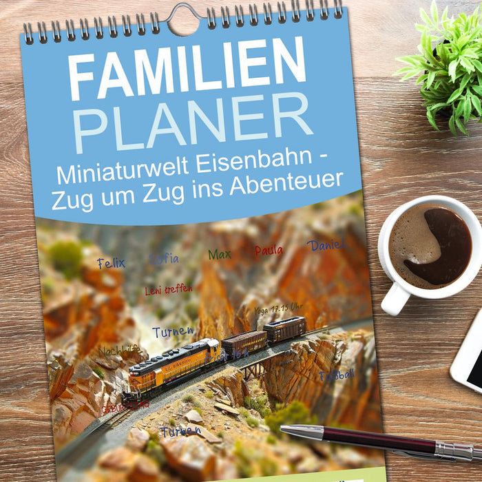 Miniaturwelt Eisenbahn - Zug um Zug ins Abenteuer (CALVENDO Familienplaner 2026)