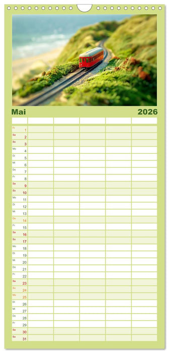 Miniaturwelt Eisenbahn - Zug um Zug ins Abenteuer (CALVENDO Familienplaner 2026)
