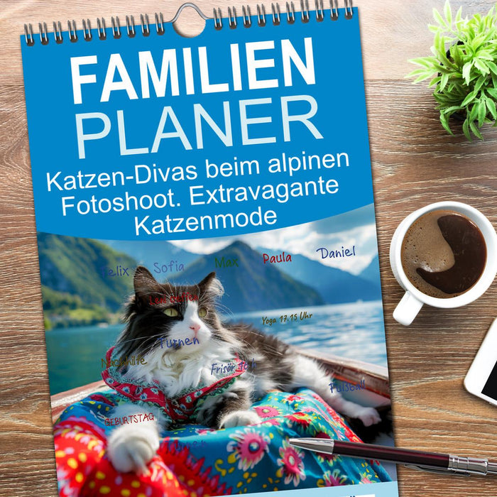 Katzen-Divas beim alpinen Fotoshoot. Extravagante Katzenmode (CALVENDO Familienplaner 2026)