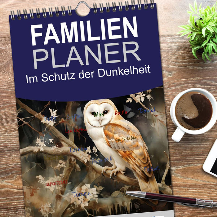 Im Schutz der Dunkelheit (CALVENDO Familienplaner 2026)