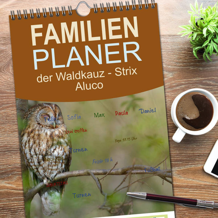 der Waldkauz - Strix Aluco (CALVENDO Familienplaner 2026)