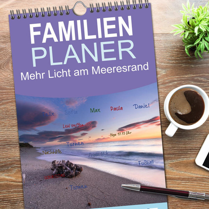 Mehr Licht am Meeresrand (CALVENDO Familienplaner 2026)