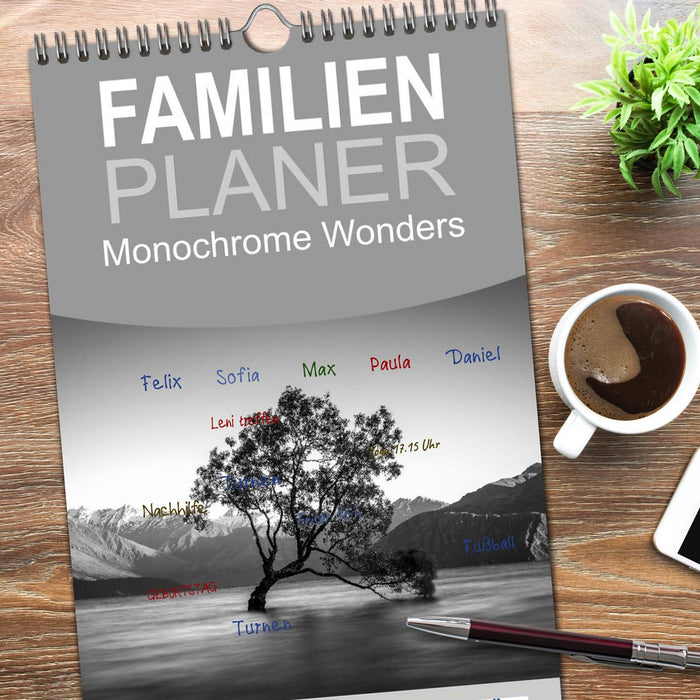 Monochrome Wonders (CALVENDO Familienplaner 2026)