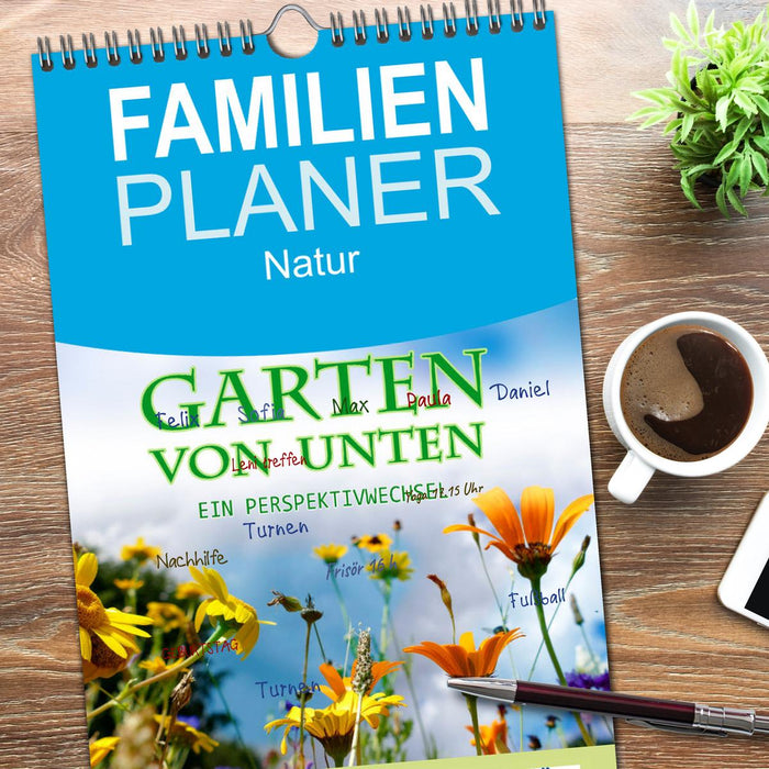 Garten von unten. Ein Perspektivwechsel (CALVENDO Familienplaner 2026)