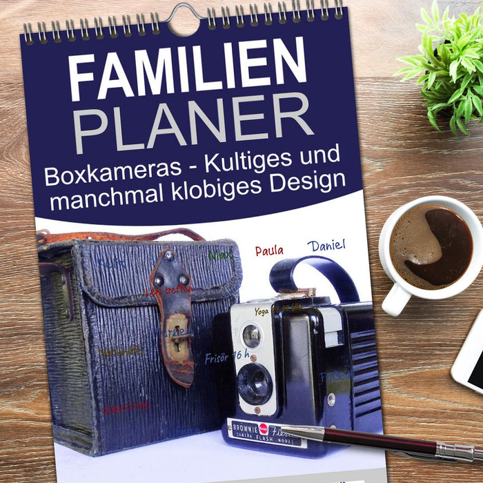 Boxkameras - Kultiges und manchmal klobiges Design (CALVENDO Familienplaner 2026)