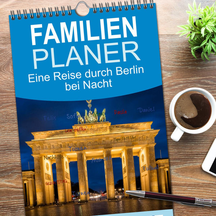 Eine Reise durch Berlin bei Nacht (CALVENDO Familienplaner 2026)