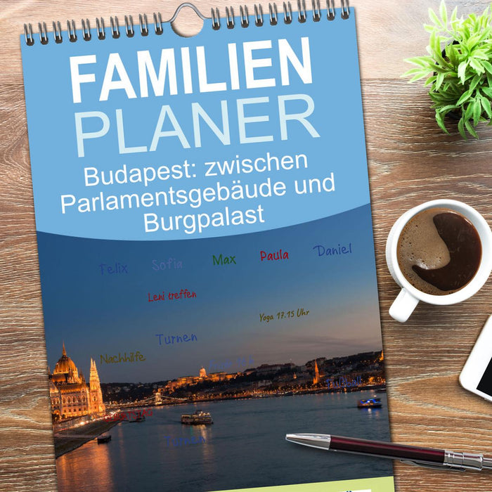 Budapest: zwischen Parlamentsgebäude und Burgpalast (CALVENDO Familienplaner 2026)