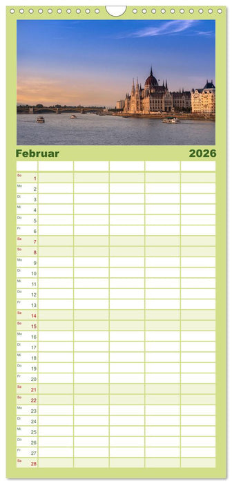 Budapest: zwischen Parlamentsgebäude und Burgpalast (CALVENDO Familienplaner 2026)
