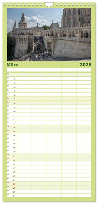 Budapest: zwischen Parlamentsgebäude und Burgpalast (CALVENDO Familienplaner 2026)
