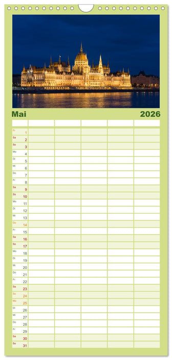 Budapest: zwischen Parlamentsgebäude und Burgpalast (CALVENDO Familienplaner 2026)