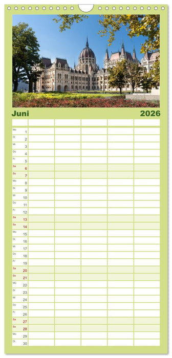 Budapest: zwischen Parlamentsgebäude und Burgpalast (CALVENDO Familienplaner 2026)