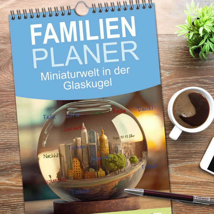 Miniaturwelt in der Glaskugel (CALVENDO Familienplaner 2026)