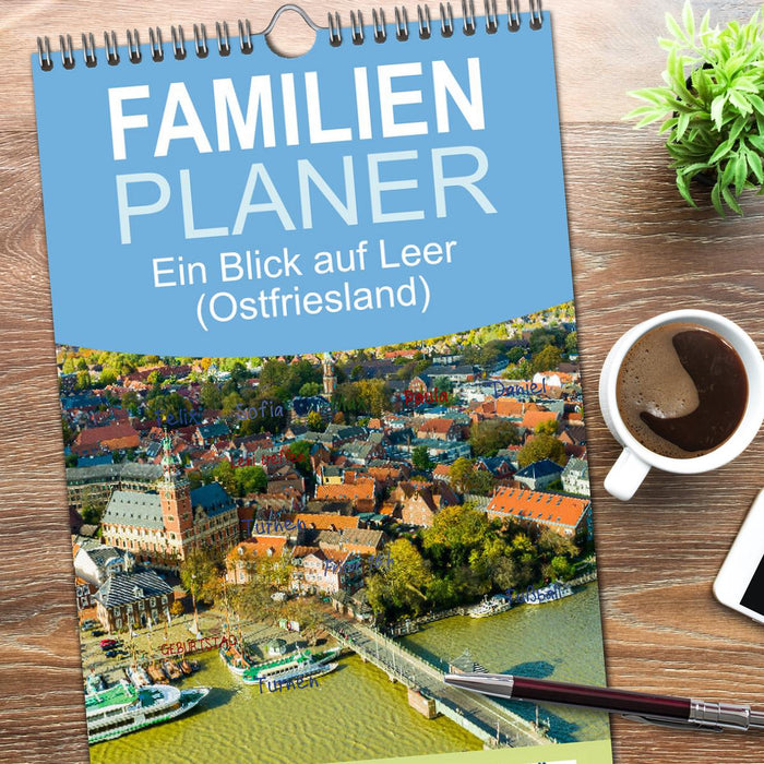 Ein Blick auf Leer (Ostfriesland) (CALVENDO Familienplaner 2026)