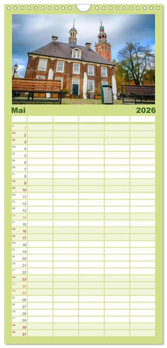 Ein Blick auf Leer (Ostfriesland) (CALVENDO Familienplaner 2026)