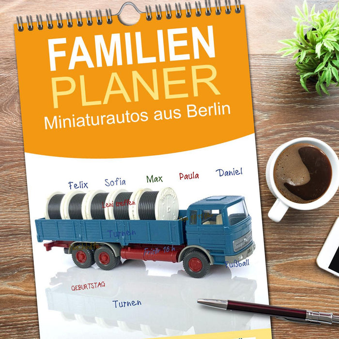 Miniaturautos aus Berlin (CALVENDO Familienplaner 2026)