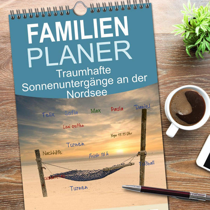 Traumhafte Sonnenuntergänge an der Nordsee (CALVENDO Familienplaner 2026)