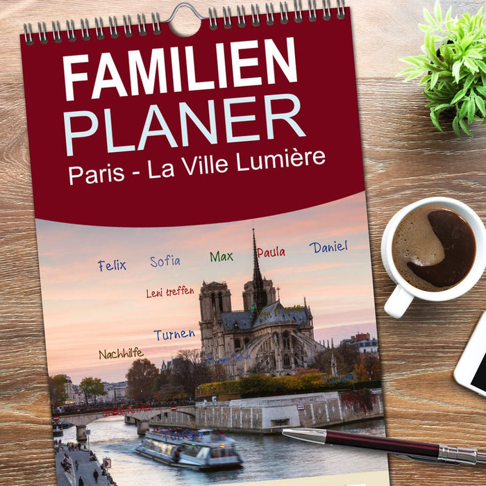 Paris - La Ville Lumière (CALVENDO Familienplaner 2026)