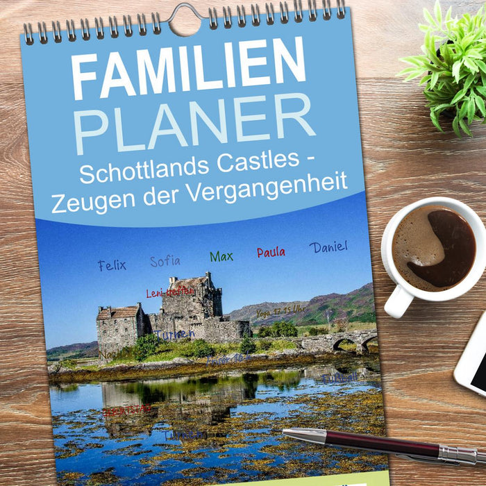 Schottlands Castles - Zeugen der Vergangenheit (CALVENDO Familienplaner 2026)