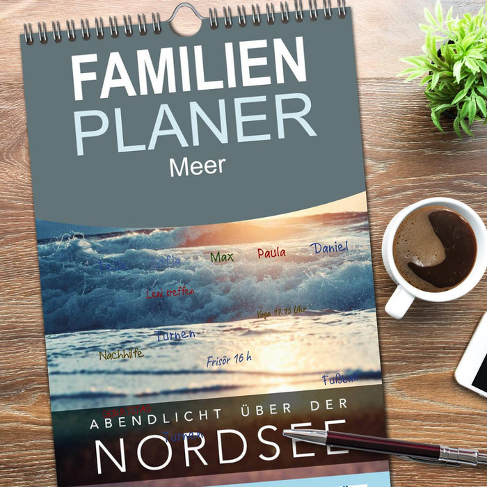 Abendlicht über der Nordsee (CALVENDO Familienplaner 2026)