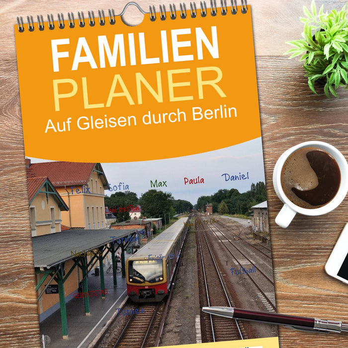 Auf Gleisen durch Berlin (CALVENDO Familienplaner 2026)
