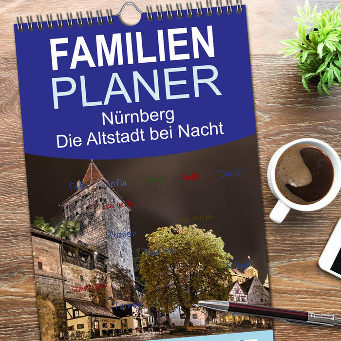 Nürnberg - Die Altstadt bei Nacht (CALVENDO Familienplaner 2026)