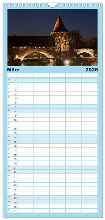 Nürnberg - Die Altstadt bei Nacht (CALVENDO Familienplaner 2026)