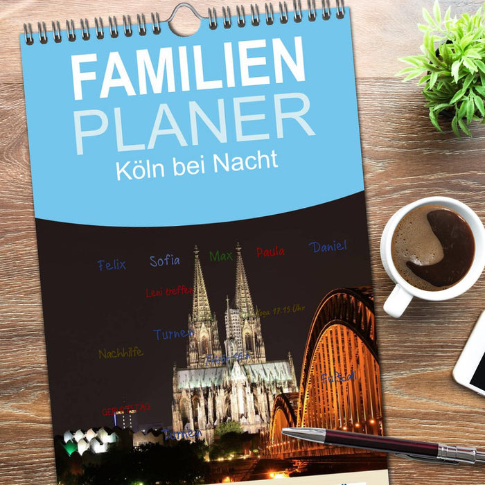 Köln bei Nacht (CALVENDO Familienplaner 2026)