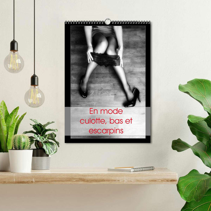 En mode culotte, bas et escarpins (CALVENDO Calendrier mensuel 2026)