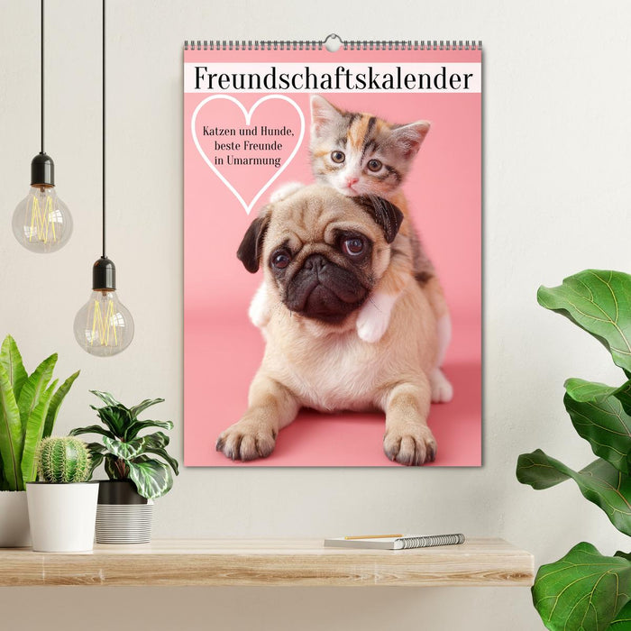 Freundschaftskalender - Katzen und Hunde, beste Freunde in Umarmung (CALVENDO Wandkalender 2026)