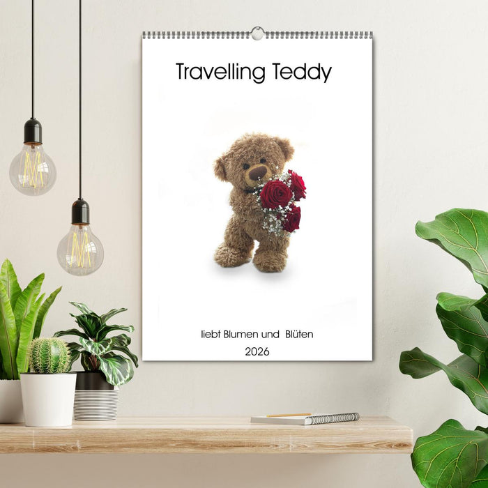 Travelling Teddy liebt Blumen und Blüten (CALVENDO Wandkalender 2026)