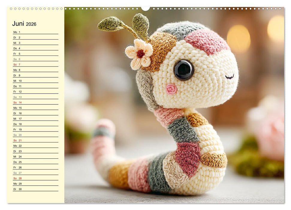 Kleine Freunde aus Wolle. Zauberhaft gehäkelte Tierchen (CALVENDO Premium Wandkalender 2026)