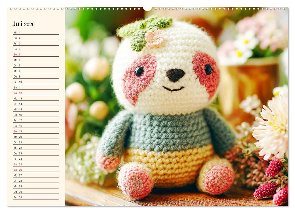 Kleine Freunde aus Wolle. Zauberhaft gehäkelte Tierchen (CALVENDO Premium Wandkalender 2026)