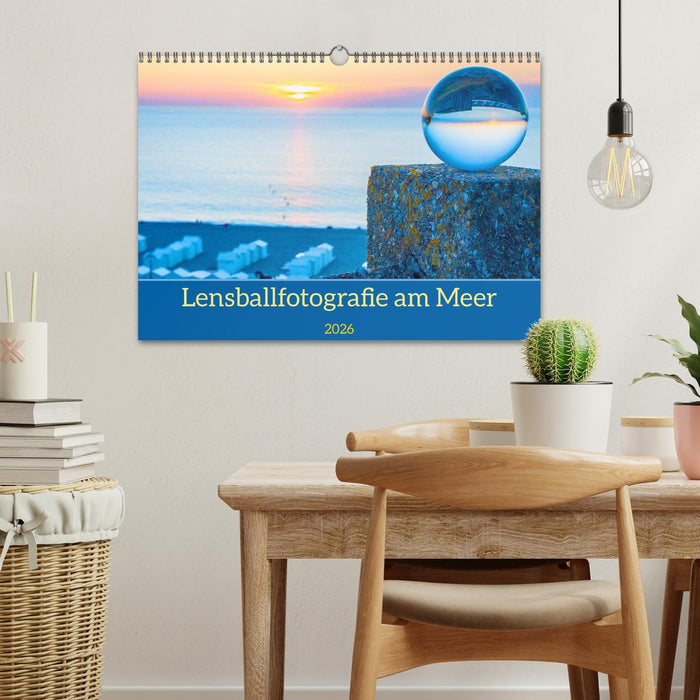 Lensball-Fotografie am Meer (CALVENDO Wandkalender 2026)