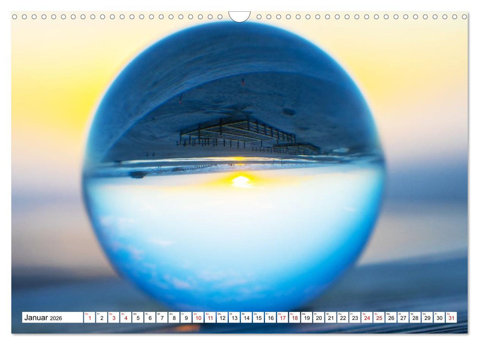 Lensball-Fotografie am Meer (CALVENDO Wandkalender 2026)